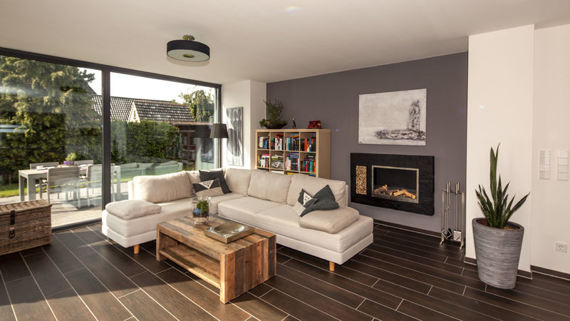 Um Platz im Wohnzimmer zu schaffen, kann der Kamin im Eigenheim auch in die Wand eingebaut werden, genau wie die elegante Lösung in Haus Vettel. (Foto: BAUMEISTER-HAUS) Um Platz im Wohnzimmer zu schaffen, kann der Kamin im Eigenheim auch in die Wand eingebaut werden, genau wie die elegante Lösung in Haus Vettel. (Foto: BAUMEISTER-HAUS)