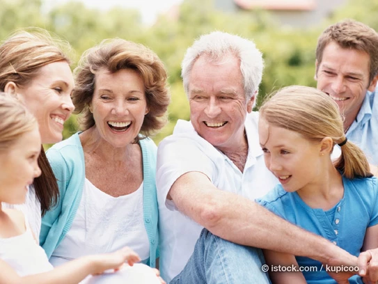 Besonders ein massiv und hochwertig gebautes Haus ist langlebig und somit für Generationen gemacht. (Foto: © istock.com / kupicoo)