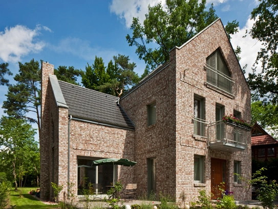 Eine Schönheit in Klinker präsentiert unser Haus Christiansen in nordischer Archietektur. (Foto: BAUMEISTER-HAUS)