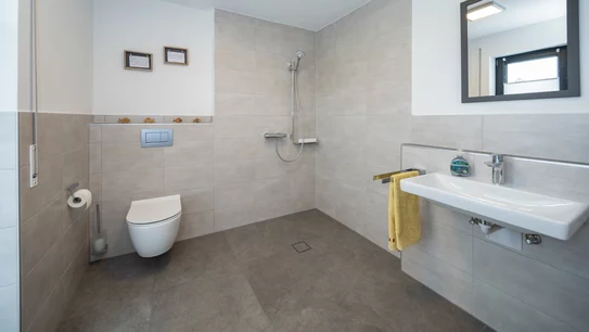 barrierefreies Badezimmer im Haus Wagner von BAUMEISTER-HAUS
