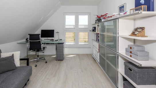 Das Arbeitszimmer im Haus Kramer eignet sich mit einem Schlafsofa auch zur Unterbringung von Gästen.