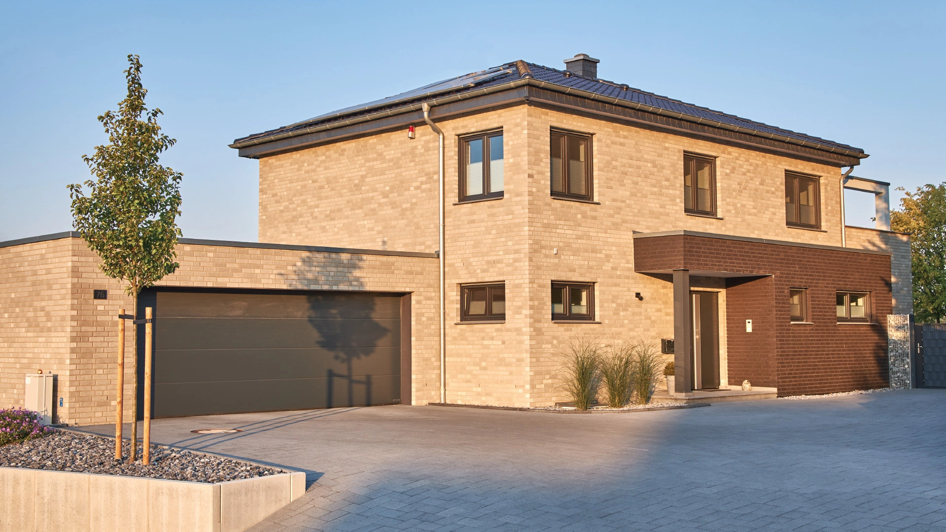 Blick auf die Frontseite von Haus Elberfeld mit Garage