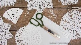 Nicht nur schön anzusehen sind Schneeflocken mit Scherenschnitt. Das Basteln macht auch Spaß, egal ob Kind oder Erwachsenener. (Foto: © ChristArt / stock.adobe.com) Scherenschnitt Schneeflocken aus Papier