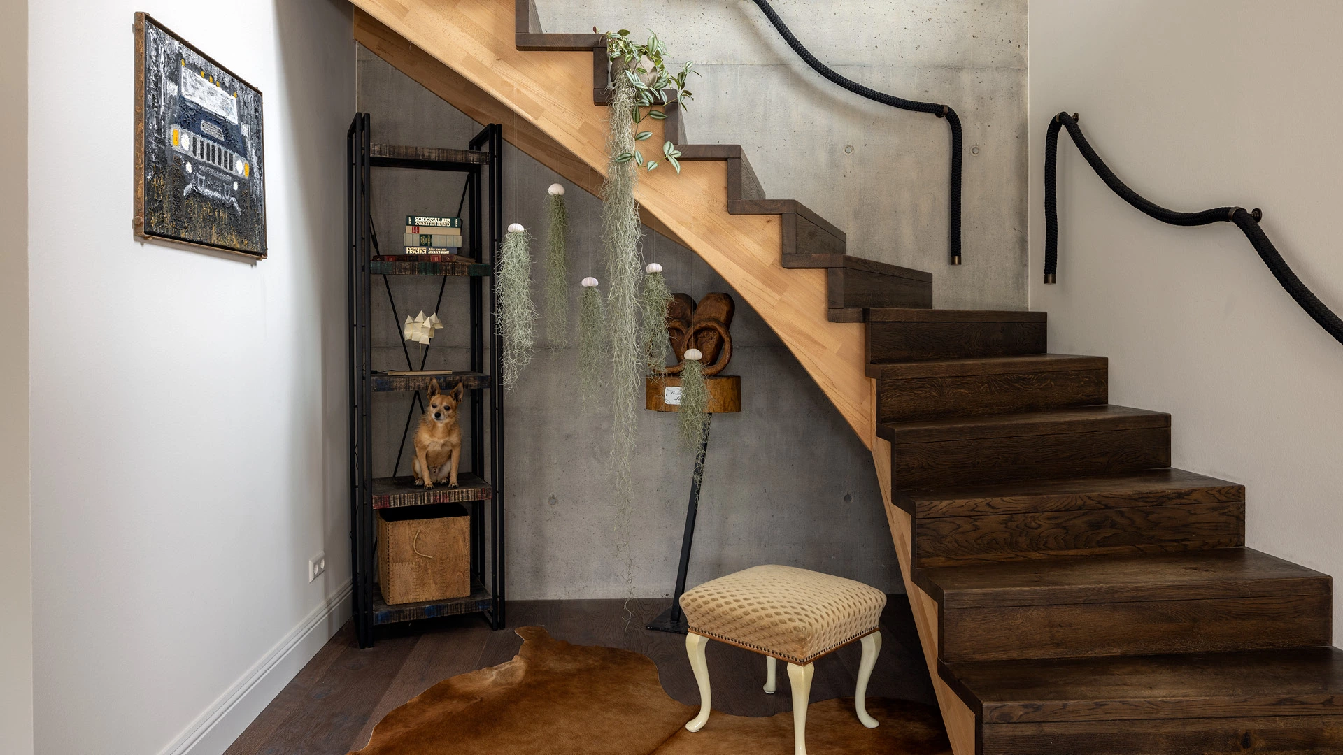 Treppehaus mit Raum unter der Treppe für Regal und Stuhl.