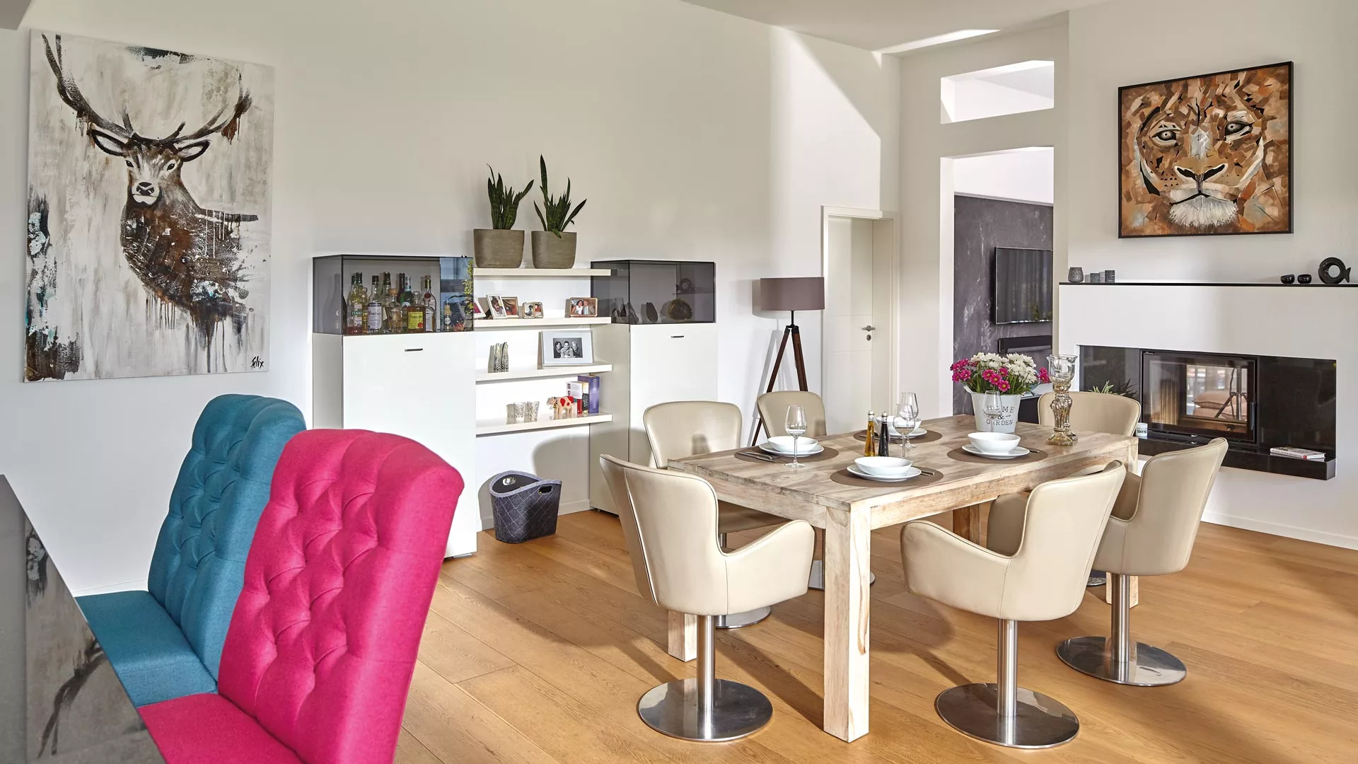 Moderner Wohnbereich mit Kamin im BAUMEISTER-HAUS Bungalow Ebert
