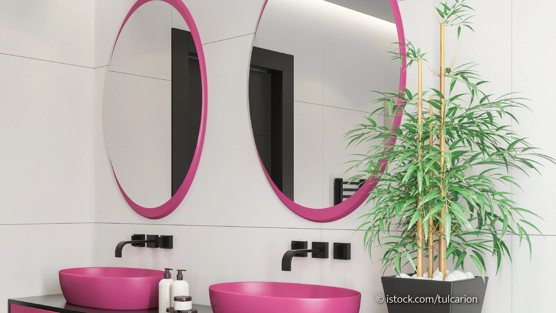 Badezimmer mit magenta Spiegelrahmen und Waschbecken.