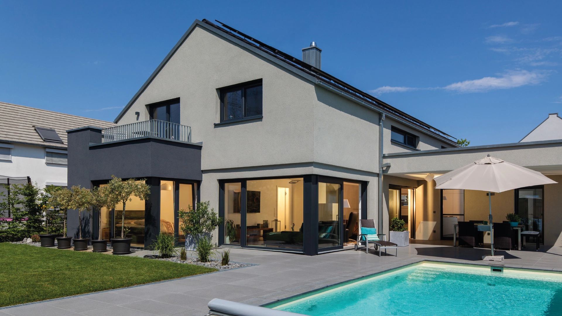 Gartenansicht von Haus Achenbach mit Pool