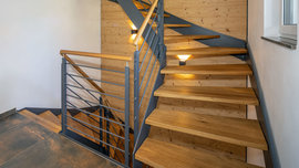 Treppe aus Holz und Metall
