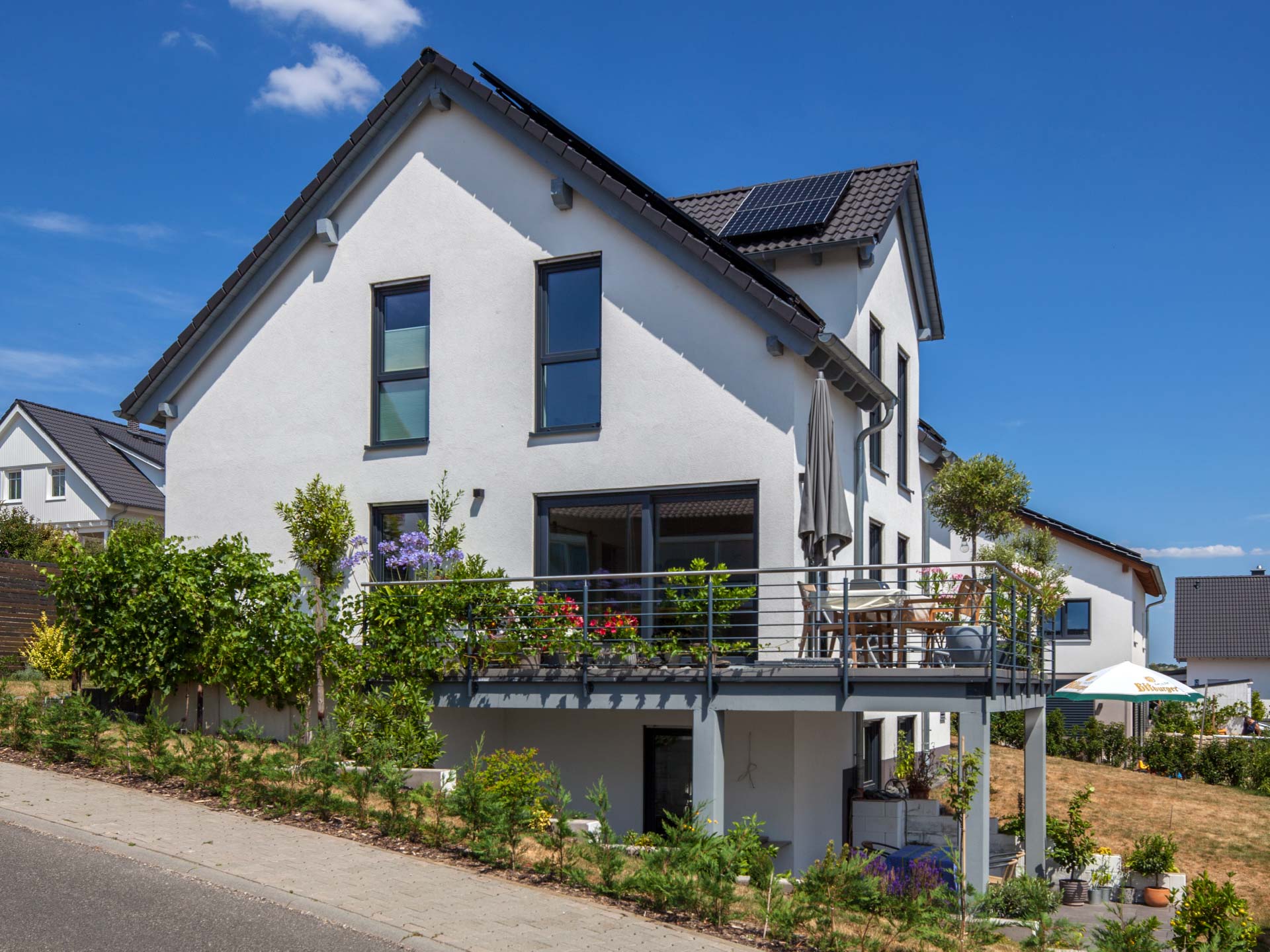 Perfekt Wohnen am Hang BAUMEISTERHAUS®