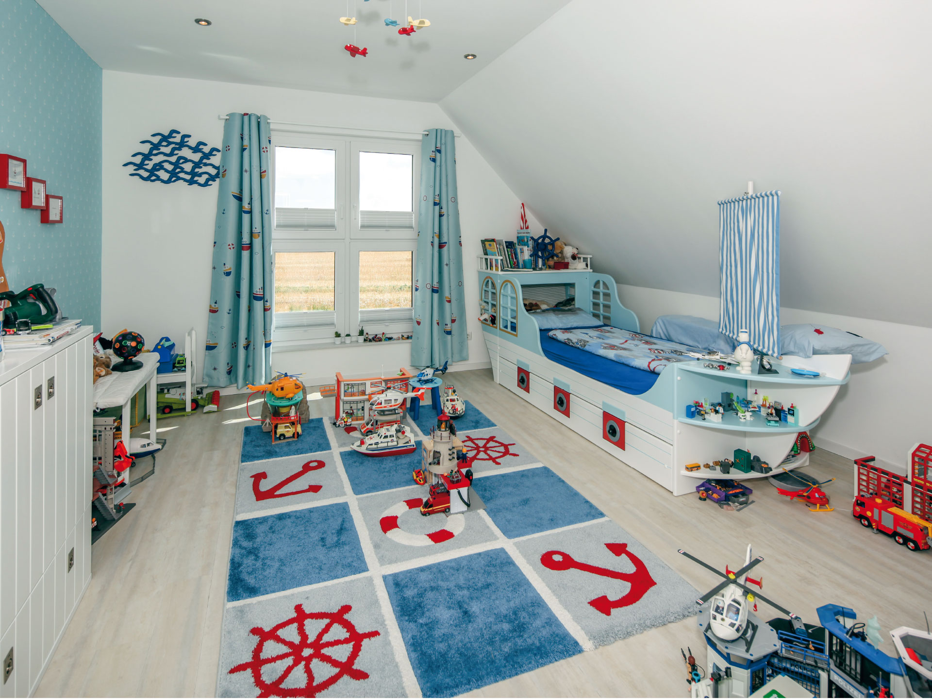 Im Kinderzimmer des Einfamilienhauses Kramer gibt der Maritime Stil dem Raum gleichzeitig ein schönes Thema. (Foto: BAUMEISTER-HAUS) 