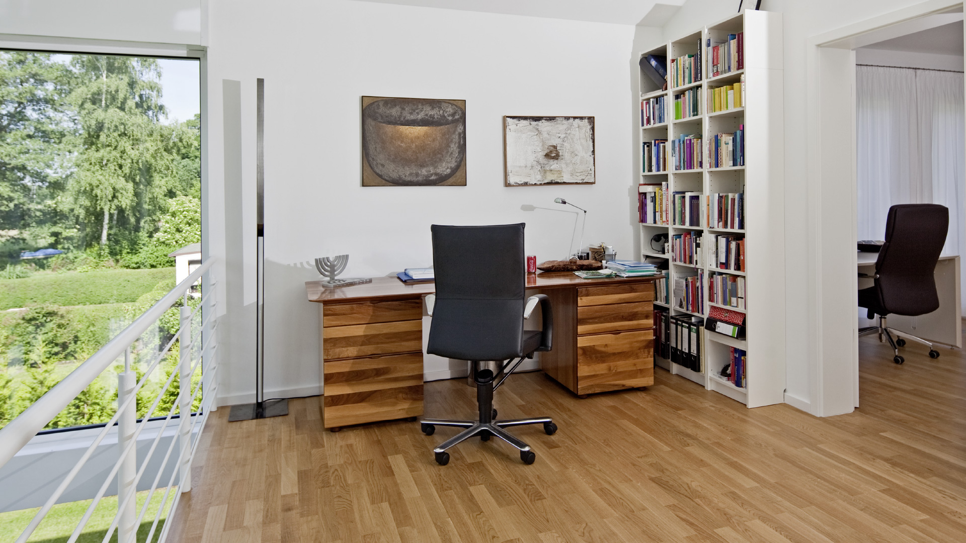 Ein helles und geräumiges Arbeitszimmer im Haus Jonas inspiriert zum Arbeiten.