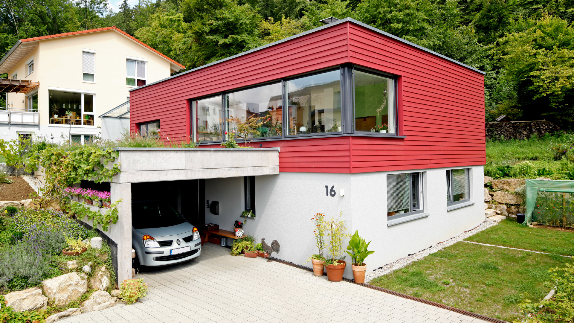 Die Holzfassade von Haus Breitenbach bringt eine individuelle und interessante Massivhausgestaltung.