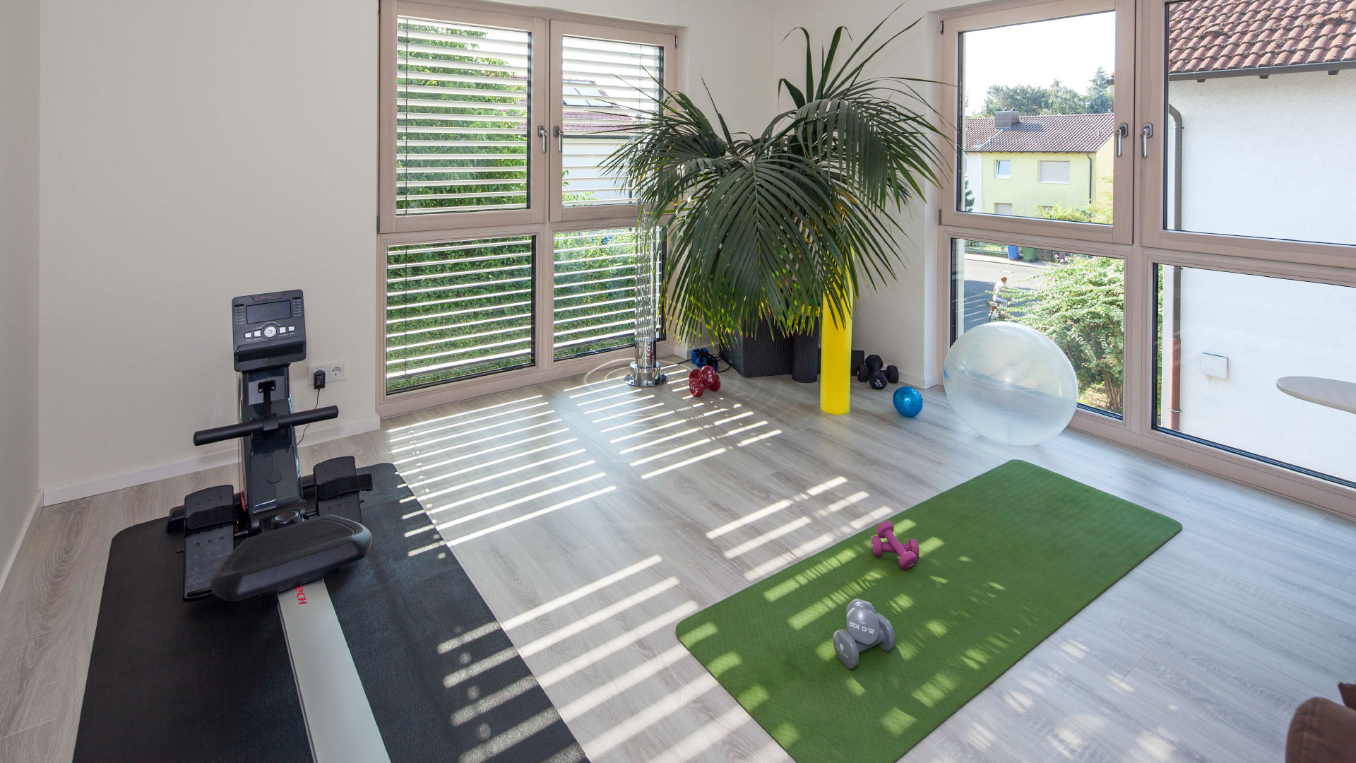 In Haus Alhoff wird das Fitnesszimmer für die verschiedensten Übungen genutzt. (Foto: BAUMEISTER-HAUS) 