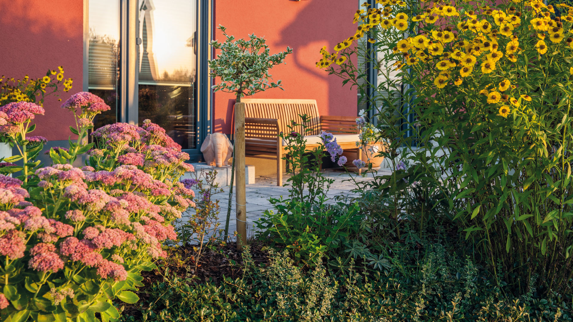 Ein grünes buntes Blumenparadies im eigenen Garten dank Smart Home Anknüpfung. (Foto: BAUMEISTER-HAUS) 