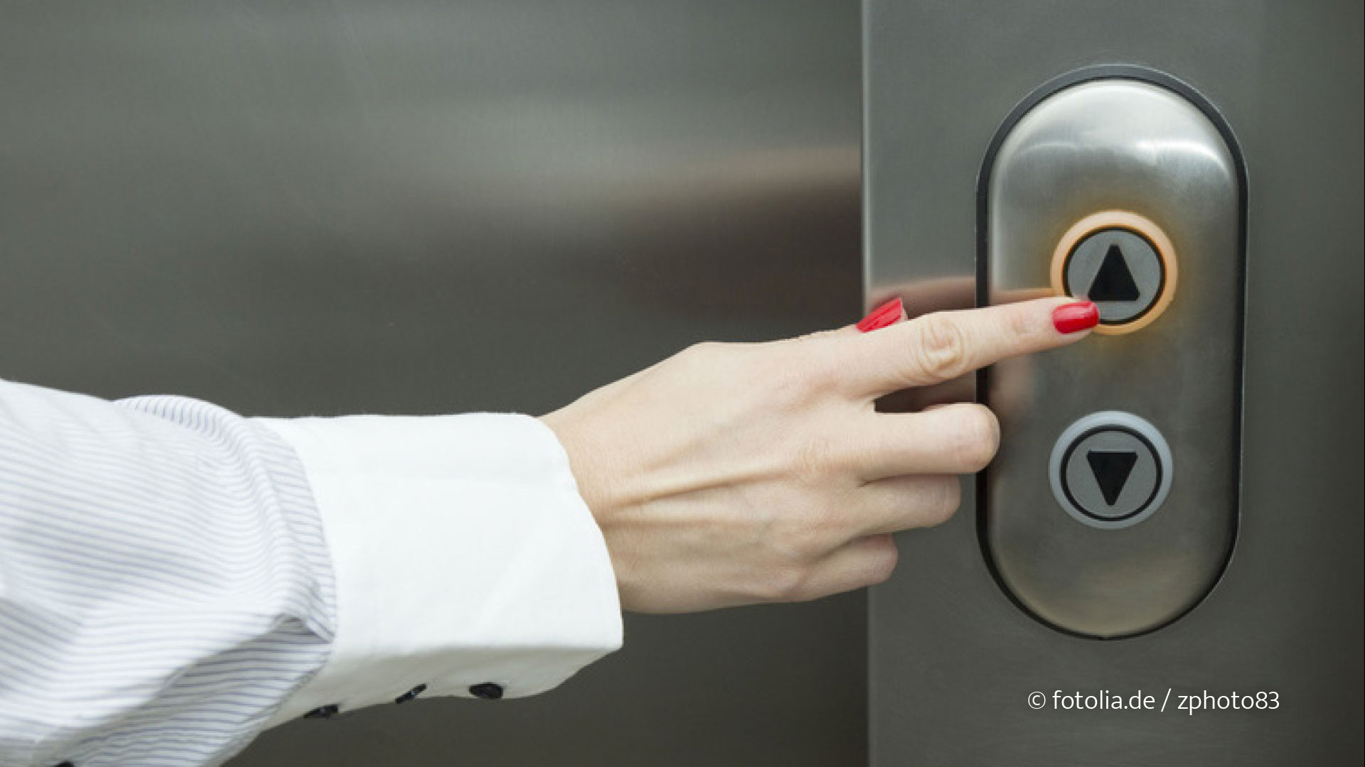 Ein Aufzug im eigenen Haus ist nicht nur im Alter eine praktische Ergänzung und Erleichterung des Alltags. (Foto: © fotolia.de / zphoto83) 