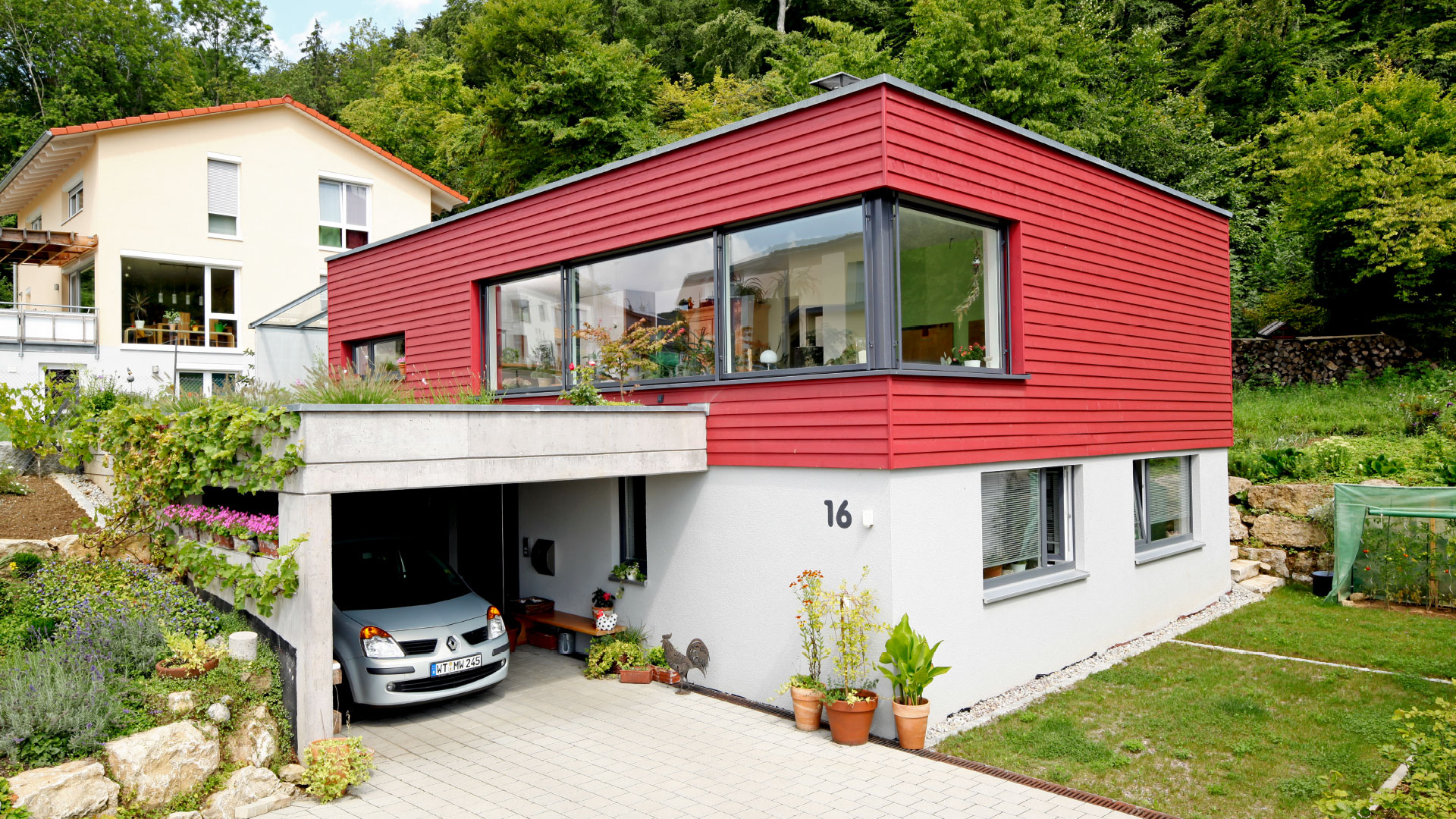 Das Flachdach-Haus der Familie Breidenbach lässt – dank seines modernen und auffälligen Designs – in der Nachbarschaft alle Blicke auf sich ziehen. (Foto: BAUMEISTER-HAUS))