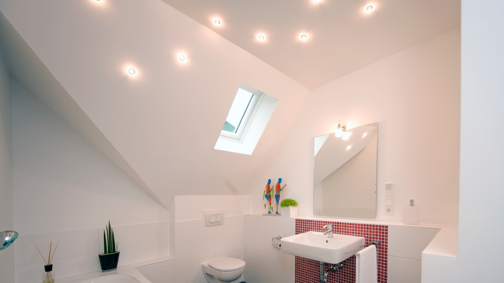 Badezimmer mit Beleuchtung in der Dachschräge.