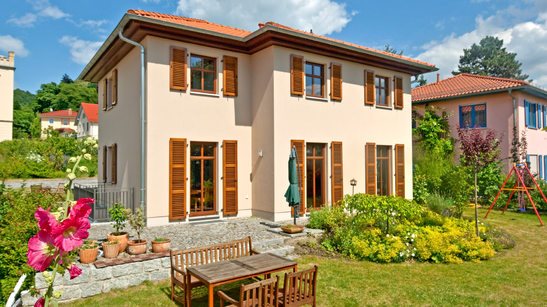 Blick auf die Naturstein-Terrasse von Haus Römer